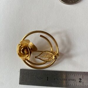 Vintage Sarah Coventry Rose Leaf Circle Brooch